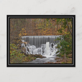 Cascading woodland waterval en herfst folia briefkaart