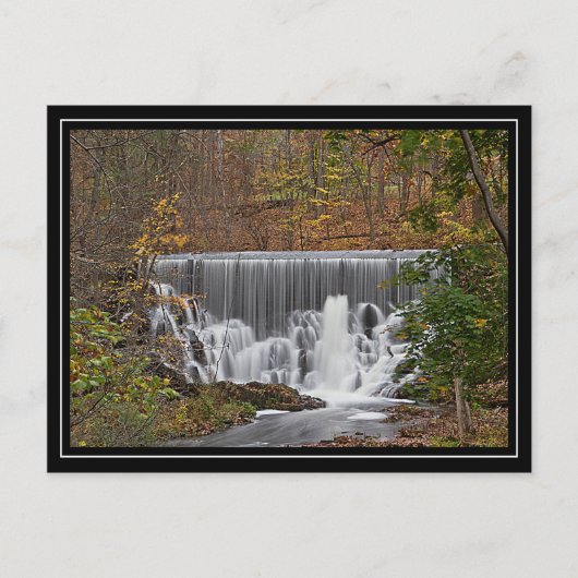 Cascading woodland waterval en herfst folia briefkaart (Voorkant)