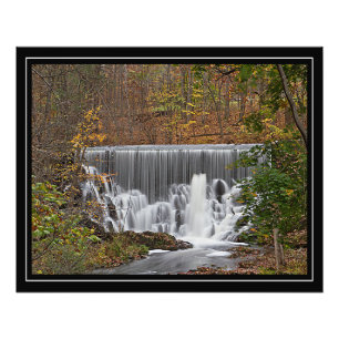 Cascading woodland waterval en herfst folia foto afdruk
