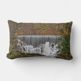 Cascading woodland waterval en herfst folia kussen