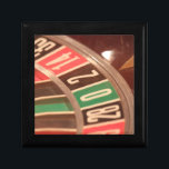 Casino Gambling Roulette Wheel  Retro Style Cadeaudoosje<br><div class="desc">Een close-up afbeelding van een gokcasino roulette wiel met grote aantallen. De kleuren zijn herinnerend aan retro design uit de jaren vijftig en de aantallen hebben een vette  blik aan hen.</div>
