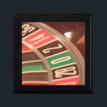 Casino Gambling Roulette Wheel  Retro Style Cadeaudoosje<br><div class="desc">Een close-up afbeelding van een gokcasino roulette wiel met grote aantallen. De kleuren zijn herinnerend aan retro design uit de jaren vijftig en de aantallen hebben een vette  blik aan hen.</div>