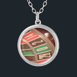 Casino Gambling Roulette Wheel  Retro Style Zilver Vergulden Ketting<br><div class="desc">Een close-up afbeelding van een gokcasino roulette wiel met grote aantallen. De kleuren zijn herinnerend aan retro design uit de jaren vijftig en de aantallen hebben een vette  blik aan hen.</div>