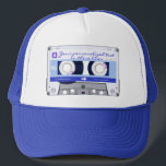 cassetteband - blauw - trucker pet<br><div class="desc">Dit product heeft een blauw "Cassettebandje"-ontwerp. Het "Cassettebandje"ontwerp kenmerkt een typische muziekcassetteband, met een transparant hoesje en kleurrijke stickers en het schrijven, het heeft ook klantgerichte teksten die u kunt personaliseren.</div>