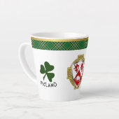 Cassidy Irish Shield & Tartan gepersonaliseerd Latte Mok (Linkerhoek)