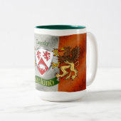 Cassidy Irish Shield w/Distressed Flag Persoonlijk Tweekleurige Koffiemok (Voorkant rechts)
