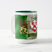 Cassidy Irish Shield w/Distressed Flag Persoonlijk Tweekleurige Koffiemok (Voorkant links)