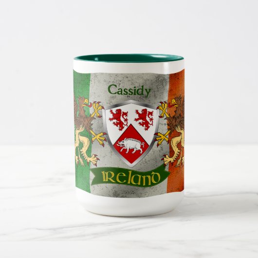 Cassidy Irish Shield w/Distressed Flag Persoonlijk Tweekleurige Koffiemok (Center)