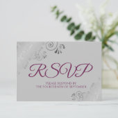 Cassis Paars op grijs Elegant Silver Lace Wedding RSVP Kaartje (Staand voorkant)