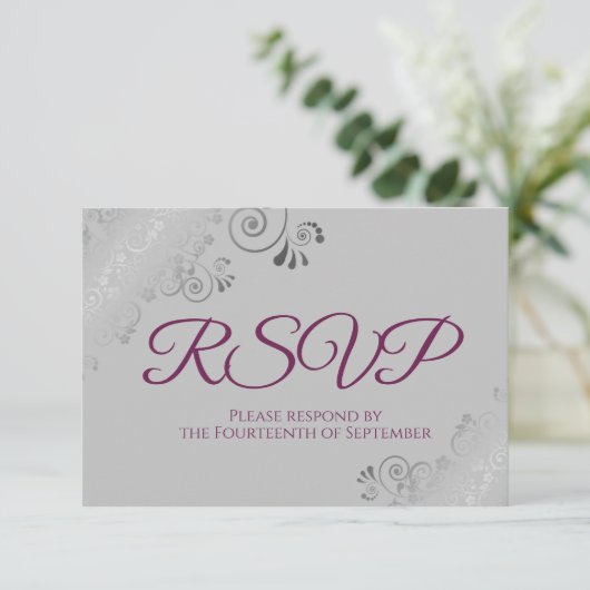 Cassis Paars op grijs Elegant Silver Lace Wedding RSVP Kaartje (Staand voorkant)
