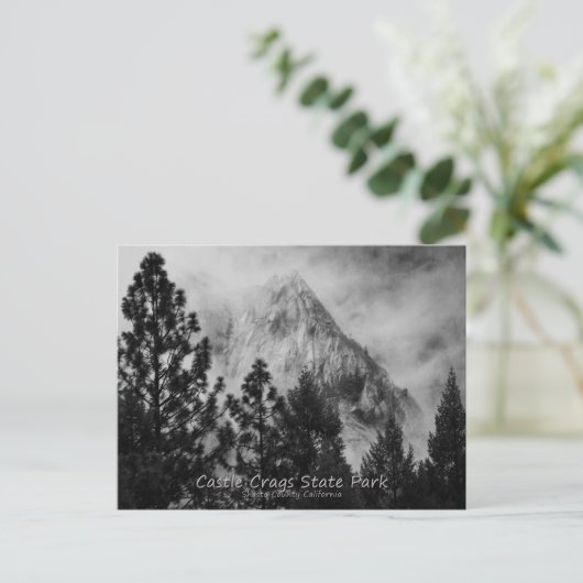 Castle Crags Moody Zwart en Wit Briefkaart (Staand voorkant)