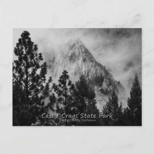 Castle Crags Moody Zwart en Wit Briefkaart (Voorkant)