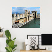 Castle in Sirmione, Lake Garda, Italië Poster (Thuiskantoor)