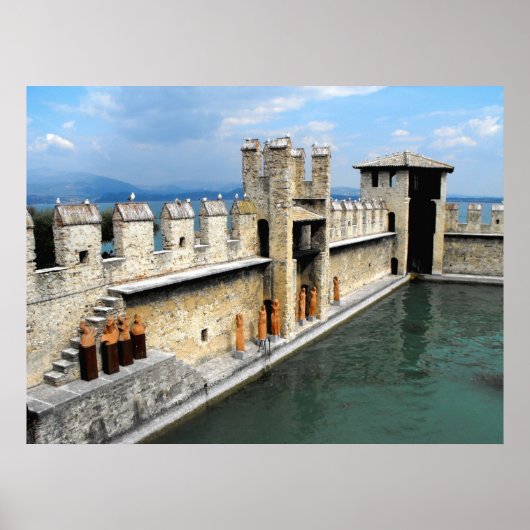 Castle in Sirmione, Lake Garda, Italië Poster (Voorkant)