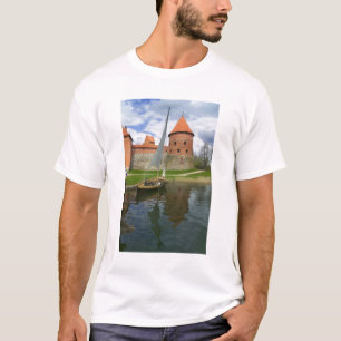 Castle Island by Lake Galve, Trakai, Litouwen T-shirt