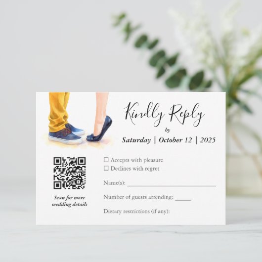 Casual bruiloft moderne script paar illustratie RSVP kaartje (Staand voorkant)