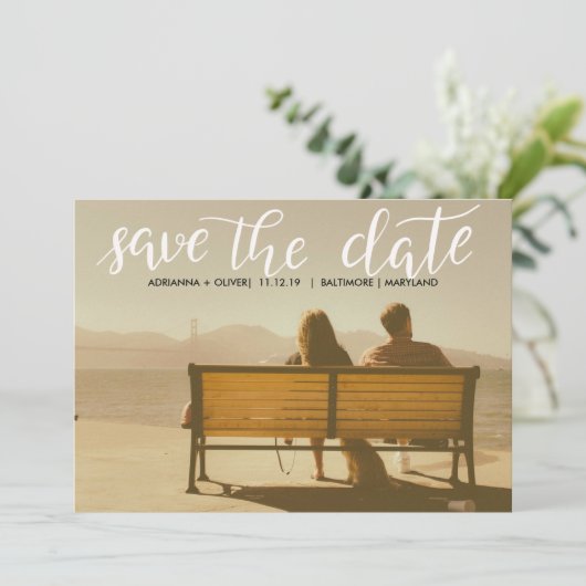 Casual bruiloft Sla de datum script foto op Save The Date (Staand voorkant)