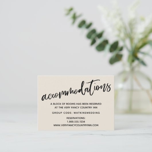 Casual handschrift, crème bruiloft accommodaties informatiekaartje (Staand voorkant)