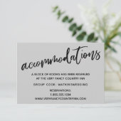 Casual handschrift grijs bruiloft accommodaties informatiekaartje (Staand voorkant)