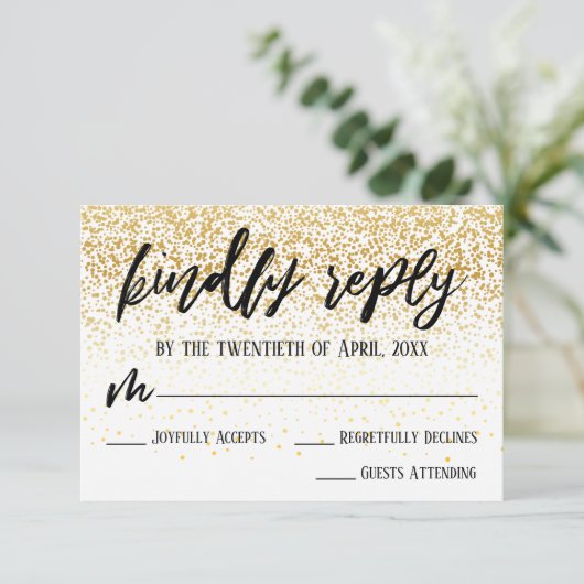 Casual handschrift met Faux Gold Confetti Wedding RSVP Kaartje (Staand voorkant)
