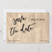 Casual handschrift rustieke houten bruiloft typogr save the date (Voorkant)