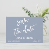 Casual Handschrift Typografie Dusty Blue Wedding Save The Date (Staand voorkant)
