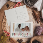 Casual, kleurrijke Prettige feestdagen foto<br><div class="desc">Dit groene casual, kleurrijke prettige feestdagen gevlekte briefkaart voor fotovakantie is perfect voor uw leuke, creatieve, heldere groet. Het is een uniek, speels modern lettertype in rood, boho-tan, en licht en donkergroen, maakt een gelukkig seizoensgebonden gevoel mogelijk. Als je de donkere winter van je geliefden wilt ophelderen met een schattige...</div>