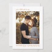 Casual opmerking bij 2 verticale foto's tijdens de aankondiging (Voorkant)