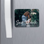 Casual penseel | De foto bewaart de Datum Magneet<br><div class="desc">Een moderne magnetisch sparen de datum die wordt ontworpen om uw favoriete horizontale of landschapgeoriënteerde volledig-aftapte foto van het verloving aan te passen. "Sparen de datum"verschijnt als bekleding langs de bodem in een verse,  casual witte handgeschreven typografie stijl,  met uw namen,  trouwdatum en trouwplaats onder.</div>