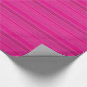 Casual roze bandstrepen cadeaupapier (Hoek)