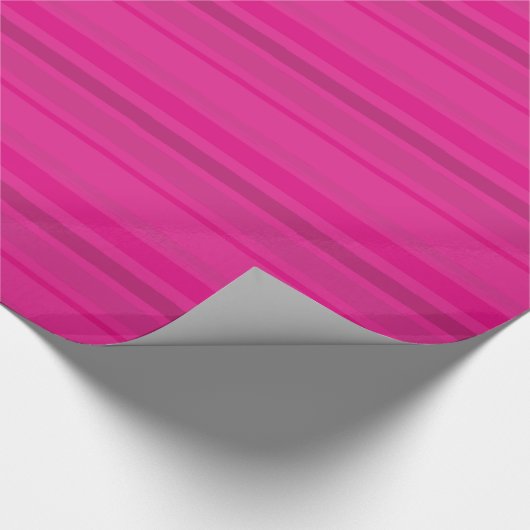 Casual roze bandstrepen cadeaupapier (Hoek)