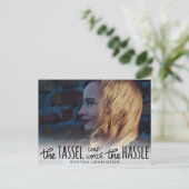 Casual Schattige Script Afstuderen Zwarte Typograf Uitnodiging Briefkaart (Staand voorkant)