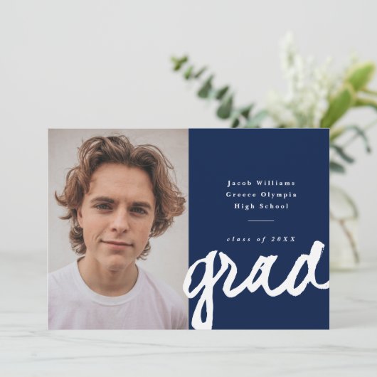 Casual Script-Afstudeerder | Eenvoudig foto-Afstud Aankondiging (Staand voorkant)