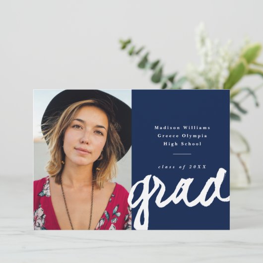 Casual Script-Afstudeerder | Eenvoudig foto-Afstud Aankondiging (Staand voorkant)
