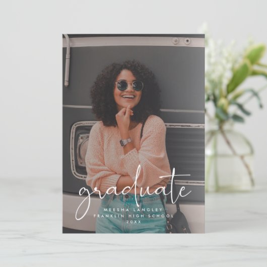 Casual script Faux Vellum Photo Afstuderen Aankondiging (Staand voorkant)