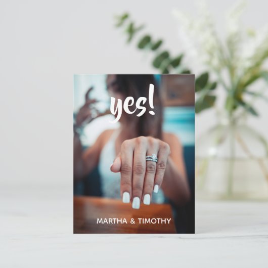 Casual script Ja! Aankondiging verloving Briefkaart (Staand voorkant)