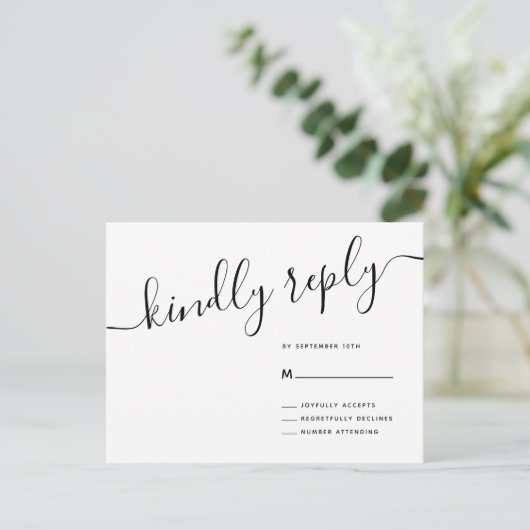 Casual Script Kindly Reply Wedding RSVP Briefkaart (Staand voorkant)