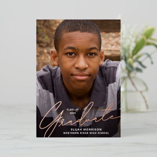 Casual Script Roos Gold Foil Foto Afstuderen Folie Uitnodiging (Staand Voorkant)