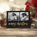 Casual script twee fotoraster | Vrolijk kerstfeest Folie Feestdagenkaart<br><div class="desc">Deze eenvoudige klassieke zwarte familiefoto met houtskool is voorzien van een moderne,  casual gouden folie-scripttypografie die "Vrolijk kerstfeest" zegt,  met een twee foto-raster aan de voorkant voor een stijlvol,  modern en minimalistisch vakantieschema.</div>