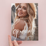 Casual Script White | Twee fotograafpartijen Uitnodiging Briefkaart<br><div class="desc">Deze trendy, elegante de uitnodiging van het briefkaart van de partij van het afstudeerder kenmerkt twee foto's van afstuderen. Op de voorzijde is er casual modern wit manuscript samen met de naam van het afstudeerder, de school, en het klassenjaar. Op de rug is een tweede, gevlekte, foto van afstuderen met...</div>
