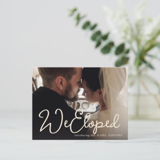 Casual We Eloped Script Photo Aankondigingskaart (Staand voorkant)