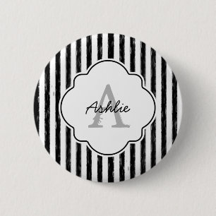Casual zwart gekleurd strips monogram en naam ronde button 5,7 cm