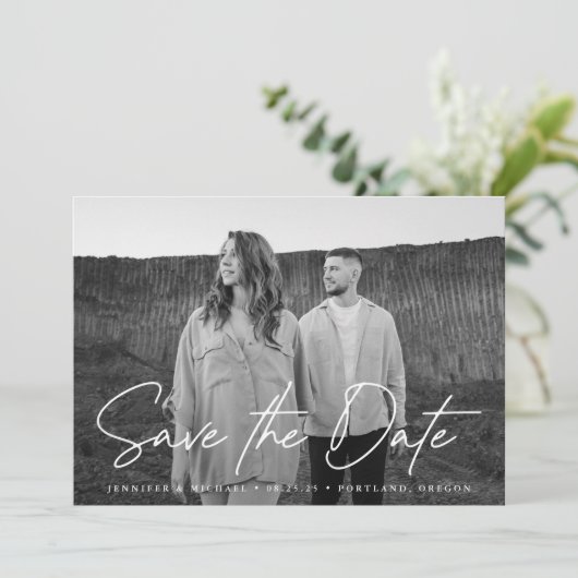 Casual zwarte en witte foto van het Manuscript Save The Date (Staand voorkant)