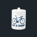 CAT 6 Champ Theepot<br><div class="desc">Je ract met je fiets. Je loopt met de CAT 6 menigte. Ze zijn meedogenloos,  ze zijn keelhard. Ze geven je het fietsenpad door in hun spijkerbroek,  ze gooien je naar de koffiewinkel. Maar show de wereld dat je de CAT 6 Champ bent!</div>