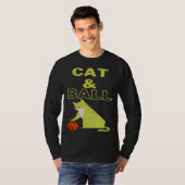 Cat and Ball cat holding a basketball with its paw T-shirt (Voorkant volledig)
