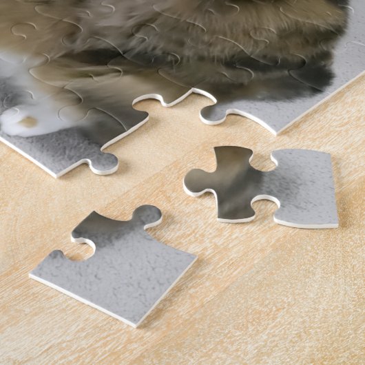 Cat attacks the teaser toy puzzle legpuzzel (Zijkant)