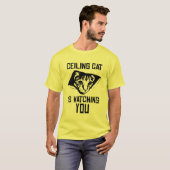 Cat Cat kijkt naar je. T-shirt (Voorkant volledig)