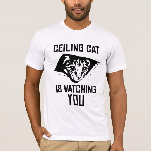Cat Cat kijkt naar je. T-shirt (Voorkant)