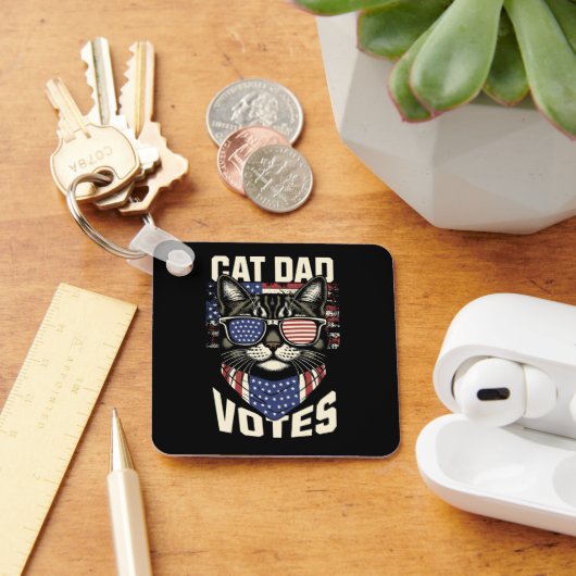 Cat Dad stemt voor Schattigee Amerikaanse vlag Sleutelhanger (Bureau)