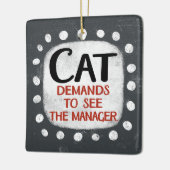 Cat eist Ornament van manager te zien (Links)